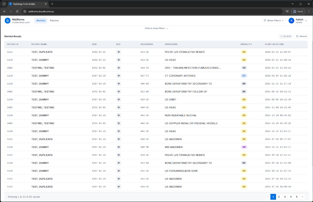 Lista de trabajo RADForms con filas de pacientes, badges de modalidad y columnas de procedimiento.